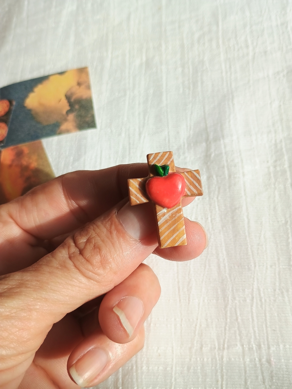 🙏🏼 CHRISTIAN CORE 🙏🏼 TRU VTG Small Resin Cross w Apple Brooch, Teacher Vibes